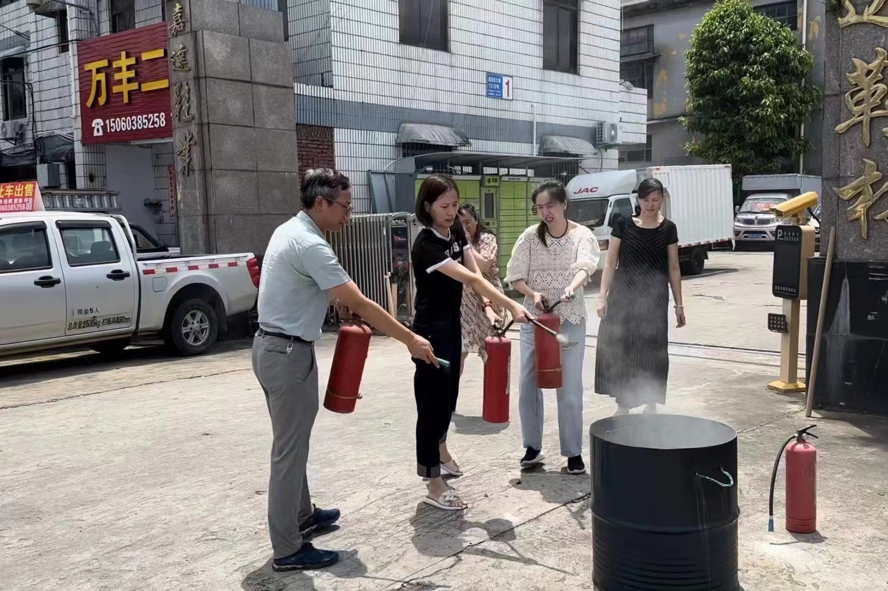 現(xiàn)場(chǎng)學(xué)習(xí)滅火器使用方法.jpg 現(xiàn)場(chǎng)學(xué)習(xí)滅火器使用方法.jpg