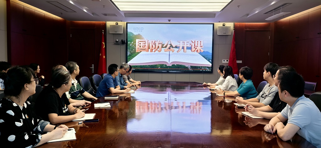鞋帽集團(tuán)觀看《國(guó)防公開(kāi)課》.jpg